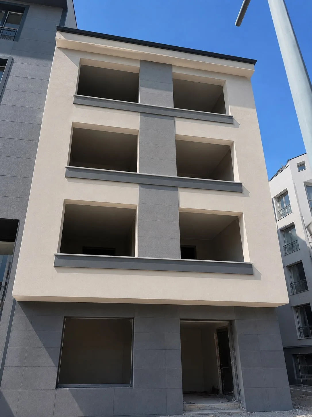 Mantolaması bitmiş, balkon çevreleri stropiyer söveli apartman cephesi
